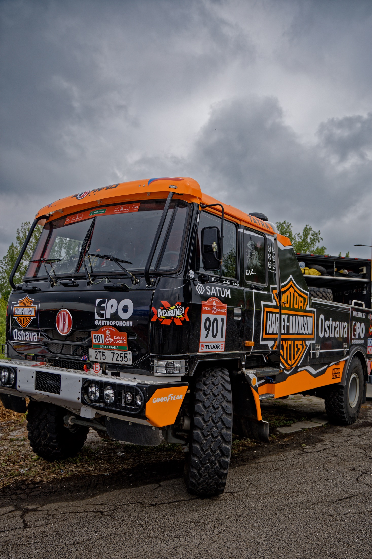 Oranžovo-černý závodní truck