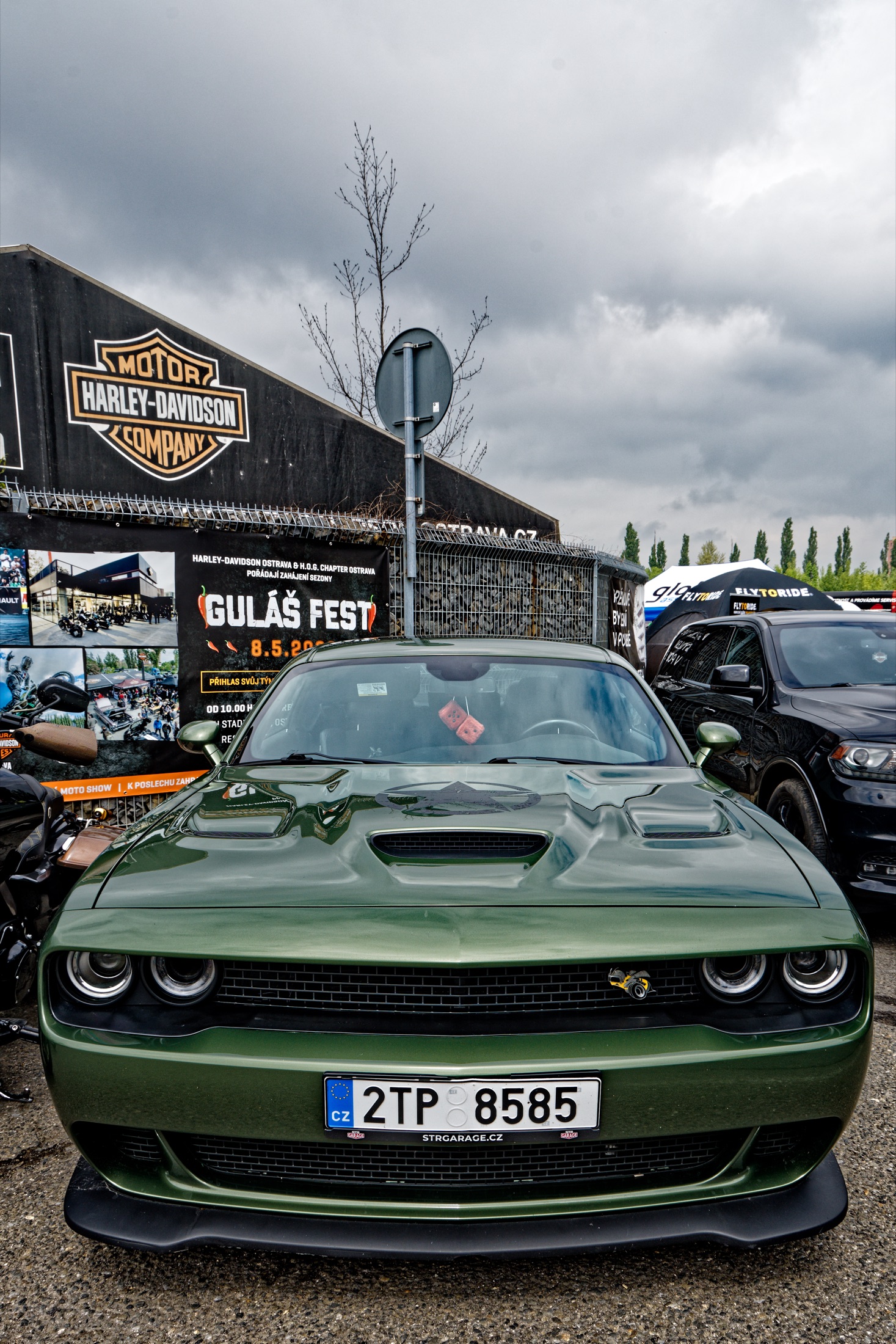 Zelené auto před Harley Davidson Gulaš Fest