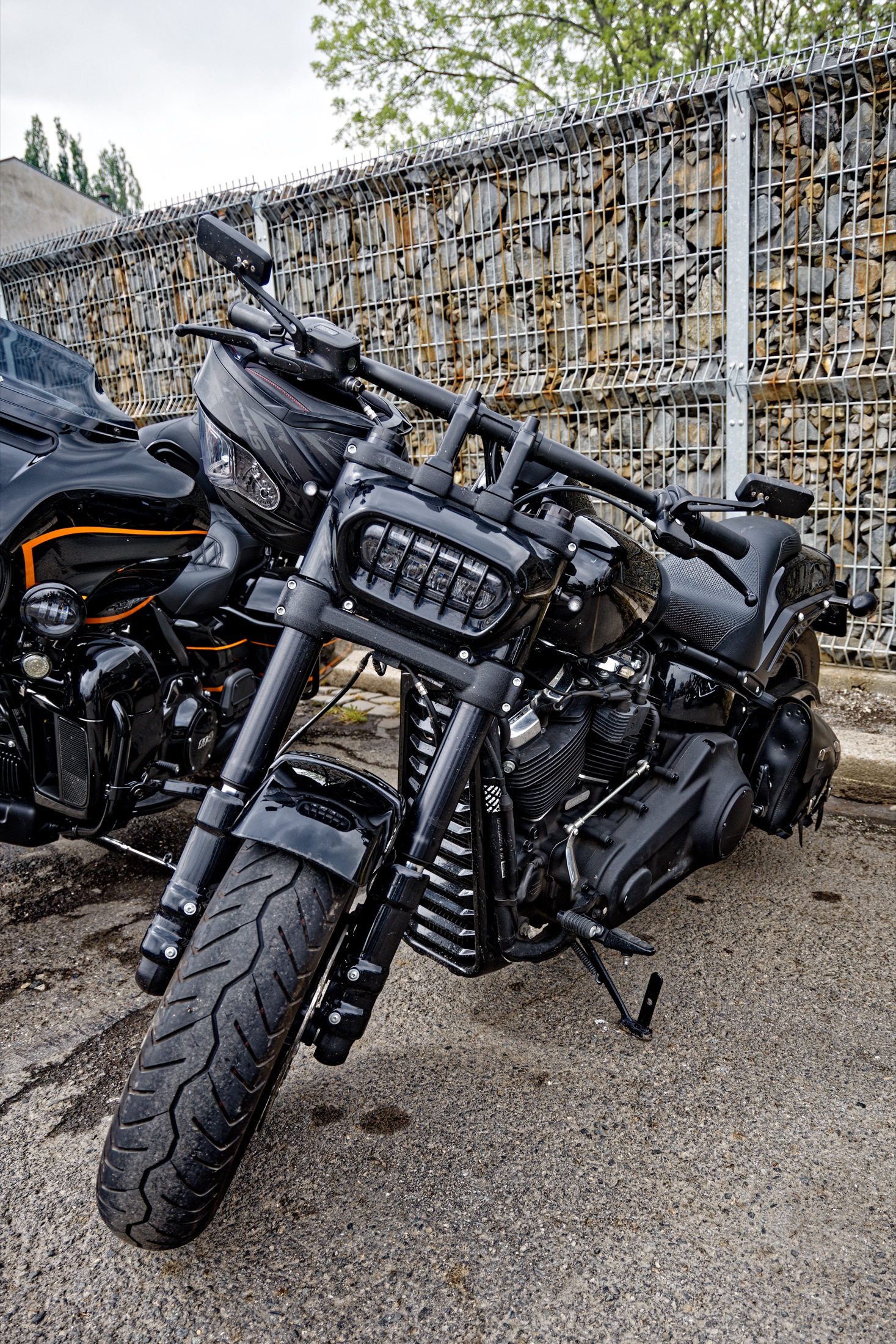 Černá custom motorka zepředu