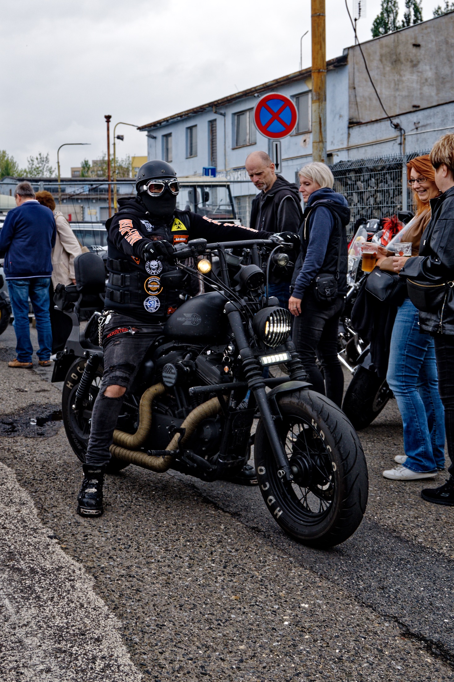 Motorkář sedí na černé motorce