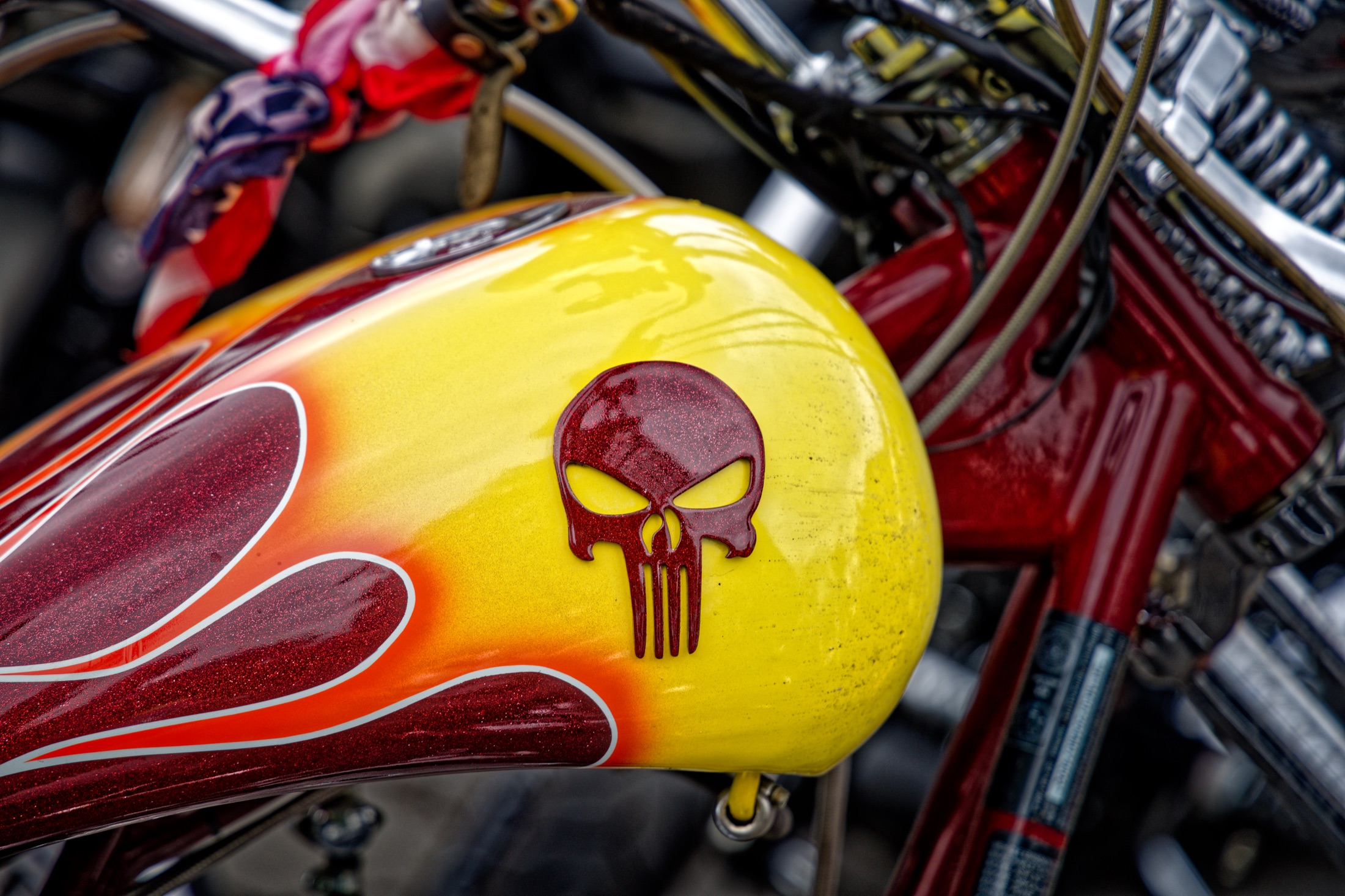 Detail žluté nádrže motorky